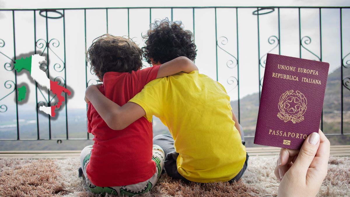 Dos niños de espaldas con un pasaporte italiano y el mapa de Italia, símbolo de la ciudadanía italiana por descendencia