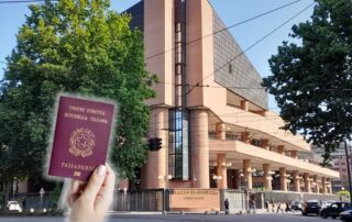 Tribunal de Turín con pasaporte italiano en primer plano