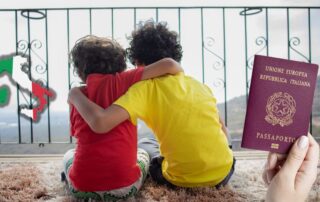 Dos niños de espaldas con un pasaporte italiano y el mapa de Italia, símbolo de la ciudadanía italiana por descendencia